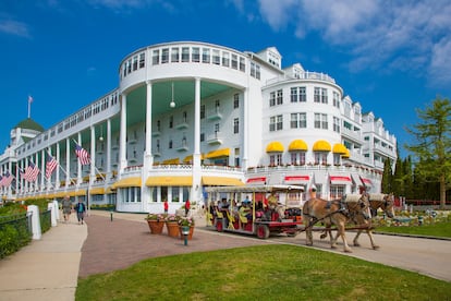 Regreso al pasado. La isla Mackinac, en Michigan, es conocida por sus paisajes de cuento y su ambiente tranquilo. El humo de los coches no contamina la atmósfera y su ruido no molesta porque está prohibido circular en vehículos motorizados. El tráfico está compuesto exclusivamente por peatones, ciclistas y carruajes. En la imagen, una zona de la isla de Mackinac.
