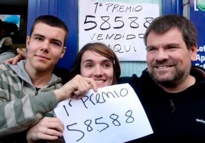 El lotero Agustí Sunyer, junto a su hija y su sobrino, celebra el haber vendido el primer premio del Sorteo Extraordinario de El Niño, el 58588 en Castelldefels.