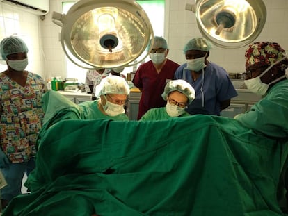 La cirujana madrileña Soledad Oliart opera a una mujer con fístula obstétrica, en el St. Joseph Catholic Hospital, en Monrovia, Liberia.