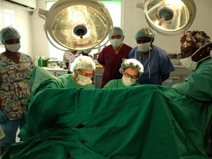 La cirujana madrileña Soledad Oliart opera a una mujer con fístula obstétrica, en el St. Joseph Catholic Hospital, en Monrovia, Liberia.