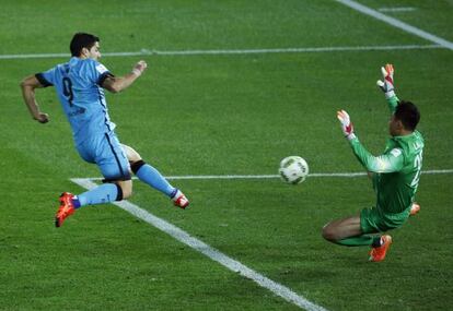 Su&aacute;rez bate al meta del Guangzhou en la semifinal del Mundial de Clubes.