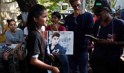 Fan esperan fuera del estadio donde se presentará Justin Bieber.