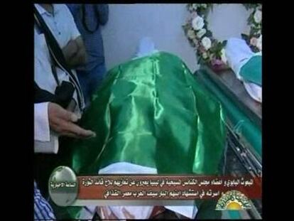 La TV libia muestra la imagen del cadáver del hijo de Gadafi