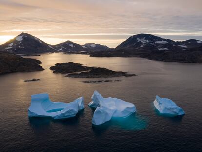 Unos icebergs flotan durante la salida del sol cerca de Kulusuk, Groenlandia, el 16 de agosto de 2019.