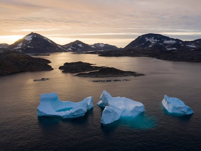 Unos icebergs flotan durante la salida del sol cerca de Kulusuk, Groenlandia, el 16 de agosto de 2019.