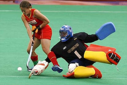 La selección española femenina de hockey hierba está a un paso de hacer historia y colarse por primera vez en las semifinales de la Copa del Mundo, después de sumar su tercera victoria al derrotar a India (3-2). En la imagen, Pilar Sánchez lucha por un balón frente a las jugadoras de India.