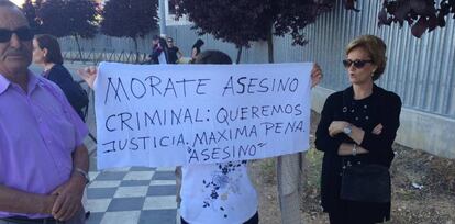 Allegados de las víctimas de Sergio Morate portan una pancarta.
