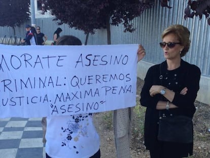 Allegados de las v&iacute;ctimas de Sergio Morate portan una pancarta.