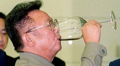 El líder de Corea del Norte, Kim Jong II, bebiendo de una copa durante un brindis con los representantes de los medios de Kum Chang-Tae de Corea del Sur, en Pyongyang, en agosto de 2000, durante el periodo de las negociaciones con Seúl.