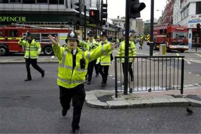 Policías desalojan la zona de la estación de Edware Road, en Londres.