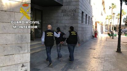 Dos agentes de la Guardia Civil conducen al detenido al juzgado.