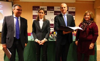 Desde la izquierda, Eduardo Arechaga, director del departamento económico de Confebask; López de Guereñu, Lujua y Ana Belén Juaristi, vicepresidenta de la patronal, en la presentación del informe.