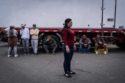 Manifestantes esperan sobre el puente de la calle 13, en la salida occidente de Bogotá.