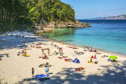 De no ser por sus frías aguas atlánticas, Figueiras encabezaría cualquier top. Y lo haría por la harina que tiene por arena. Por su boscoso cortinón de fondo. Por sus aguas de vidrio perfectas para el buceo. Por su limpieza a mano y por la visión libre de embarcaciones (rige la prohibición de fondear). La mayoría elige el arenal de Rodas en detrimento de este rincón naturista, en un parque nacional de las Islas Atlánticas de Galicia que aplicará en breve la Carta Europea de Turismo Sostenible