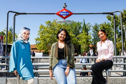 De izquierda a derecha, la turca Beyzanur Idal, la colombiana Laura Amu y la iraquí Zahraa Jabbar, refugiados que cursan estudios superiores, en Ciudad Universitaria (Madrid).