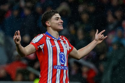 Julián Alvarez celebra el gol que dio el triunfo al Atlético ante el Athletic en el duelo disputado esta noche en el Metropolitano.