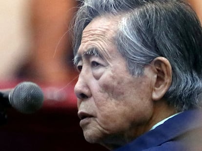 El expresidente de Perú Alberto Fujimori en un juicio en la base naval de Callao el 15 de marzo de 2018.