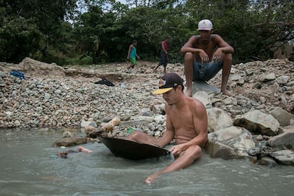 Trabajadores en la minería artesanal en Tumeremo, esta semana.