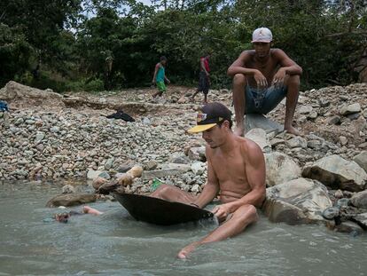 Trabajadores en la miner&iacute;a artesanal en Tumeremo, esta semana.