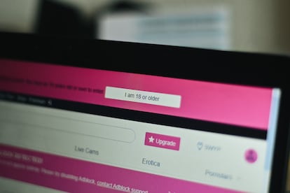 Un mensaje en la web de YouPorn que reclama tener 18 años o más para ingresar a la página web.