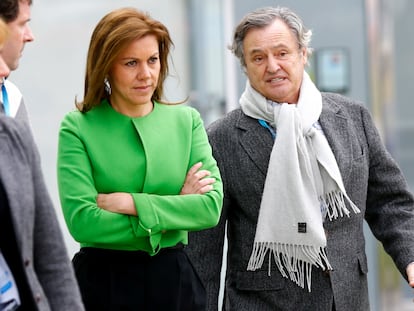 La secretaria general del PP, María Dolores de Cospedal, con su marido, Ignacio López del Hierro, durante la Convención Nacional que el Partido Popular, en 2014.