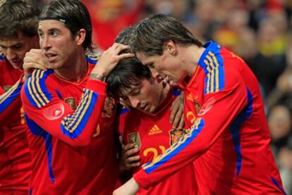 Silva, Ramos y Torres celebran un gol de la selección española de fútbol.