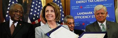La demócrata Nancy Pelosi posa con el plan de rescate aprobado en el Congreso de Estados Unidos poco después de su votación definitiva
