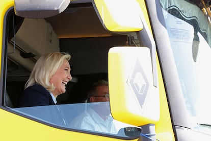 Marine Le Pen subida en un camión amarillo, poco antes de su mitin en Arrás.