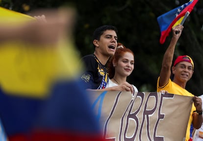 Los manifestantes corearon consignas contra el chavismo y agitaron letreros a favor de una Venezuela libre, en Ro de Janeiro, Brasil. 