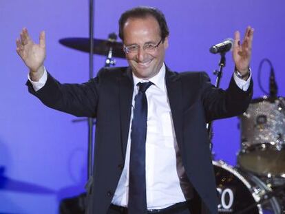 François Hollande, presidente electo de Francia, celebra ayer su victoria en la Plaza de la Bastilla.