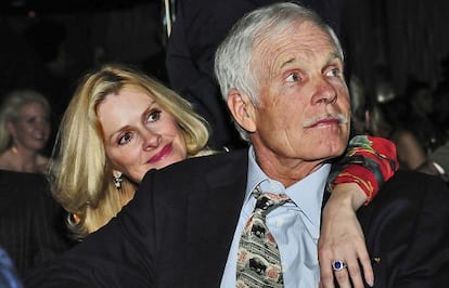Ted Turner y Elizabeth Dawberry, supuestamente una de sus cuatro novias, en diciembre de 2010.