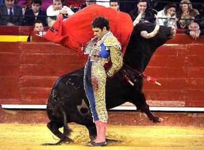 Manoletina de José Tomás al quinto toro de la tarde.