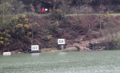 Miembros de la Ertzaintza merodean por la zona del pantano donde fue hallado el cadáver de Amaia Azkue.