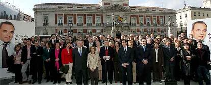 Los candidatos socialistas, ante la sede del Gobierno regional en la Puerta del Sol. En el centro, Rafael SImancas.