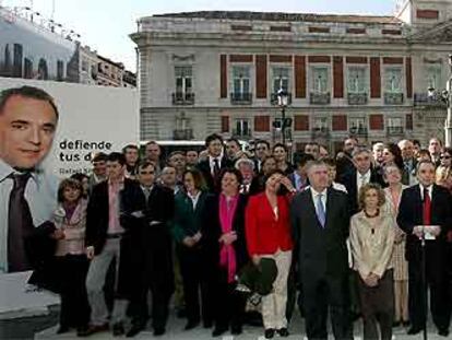 Los candidatos socialistas, ante la sede del Gobierno regional en la Puerta del Sol. En el centro, Rafael SImancas.