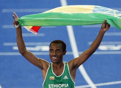 Kenenisa Bekele celebre su triunfo en el 5.000.