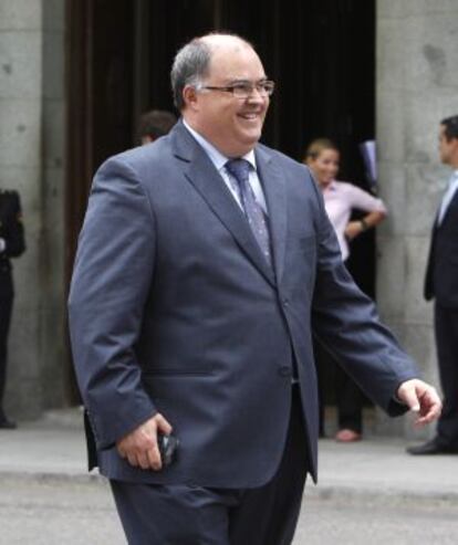 El vicepresidente del Poder Judicial, Fernando de Rosa, tras el bicentenario, en la entrada del Tribunal Supremo. 