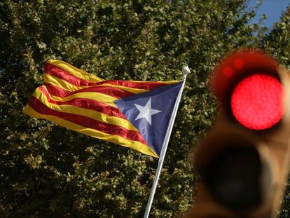 Imagen de archivo: Una estelada colgada al lado de un semáforo.