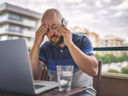 Un hombre, hablando por teléfono.