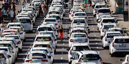 Fila de taxis en el Paseo de la Castellana de Madrid.