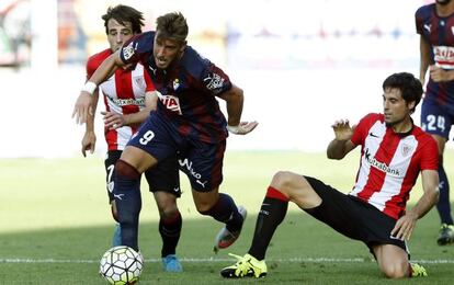 Sergi Enrich lucha un balón con Beñat y Etxeita.