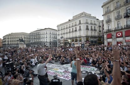 Asamblea en la Puerta del Sol para tratar sobre el referéndum constitucional.