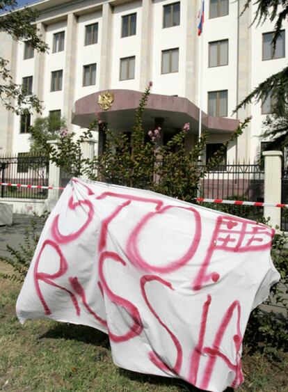 Una pancarta que reza 'Detengan a Rusia' ha sido colocada en frente de la embajada rusa en Tbilisi
