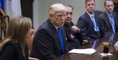 Donald Trump, en una reunión con ejecutivos del sector automovilístico, al que prometió relajar normas medioambientales.