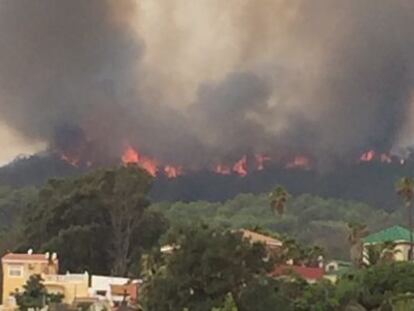Imagen del incendio cerca del CETI de Ceuta, este lunes.