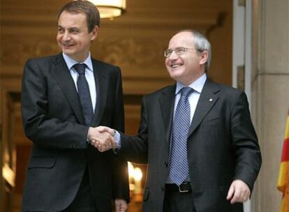 Zapatero y Montilla se saludan a la entrada del palacio de La Moncloa.
