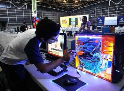 Participantes en la última Campus Party instalan sus ordemadores en el recinto de la Feria de Valencia.