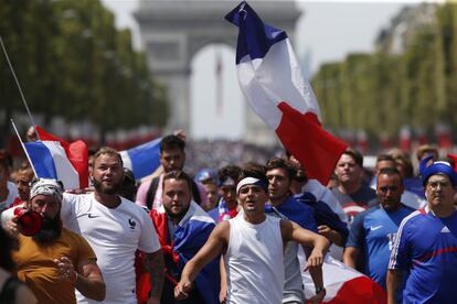 Jóvenes franceses se apresuran para coger sitio y recibir a los campeones del Mundo en la celebración de París, donde ofrecerán la copa en los Campos Elíseos.