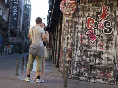 Una pareja en pleno barrio madrileño de Malasaña, en la esquina entre las calles Corredera Alta de San Pablo y La Palma, donde se encuentra el mítico Penta Bar.