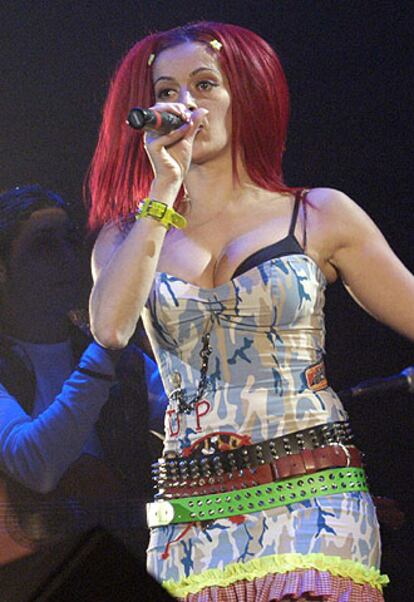 Raquel Riquelme, cantante del grupo Rakel Winchester, durante su actuación en Actual.